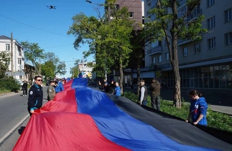 Новый мурал, 200-метровый флаг ДНР и большой концерт на набережной: как Мариуполь отмечает освобождение города от ВСУ Новый мурал, 200-метровый флаг ДНР и большой концерт на набережной: как Мариуполь отмечает освобождение города от ВСУ