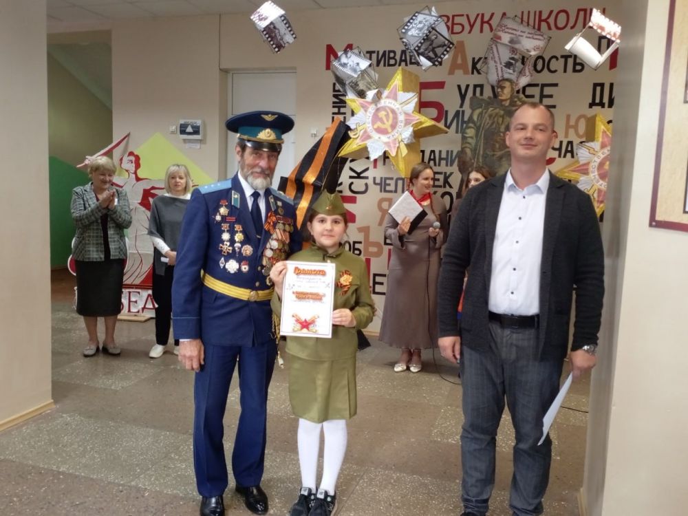 19 мая-День Пионерии. В честь этого праздника в ГБОУ "Школа №3 г. о. Дебальцево" по партийному проекту "Новая школа" прошёл конкурс-смотр строя и песни "Пионерское детство" в котором приняли участие учащиеся 2-10 классов 19 мая-День Пионерии. В честь этого праздника в ГБОУ "Школа №3 г. о. Дебальцево" по партийному проекту "Новая школа" прошёл конкурс-смотр строя и песни "Пионерское детство" в котором приняли участие учащиеся 2-10 классов