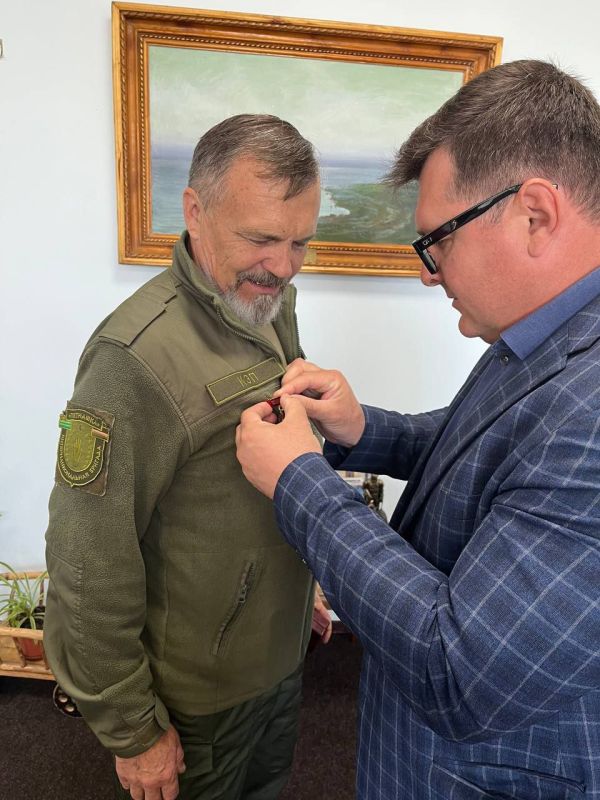 Василий Овчаров: Выполнили ответственную миссию и совместно с представителями депутатского корпуса Новоазовского муниципального совета вручили нагрудный знак «Почетный гражданин Новоазовского муниципального округа»... Василий Овчаров: Выполнили ответственную миссию и совместно с представителями депутатского корпуса Новоазовского муниципального совета вручили нагрудный знак «Почетный гражданин Новоазовского муниципального округа»...
