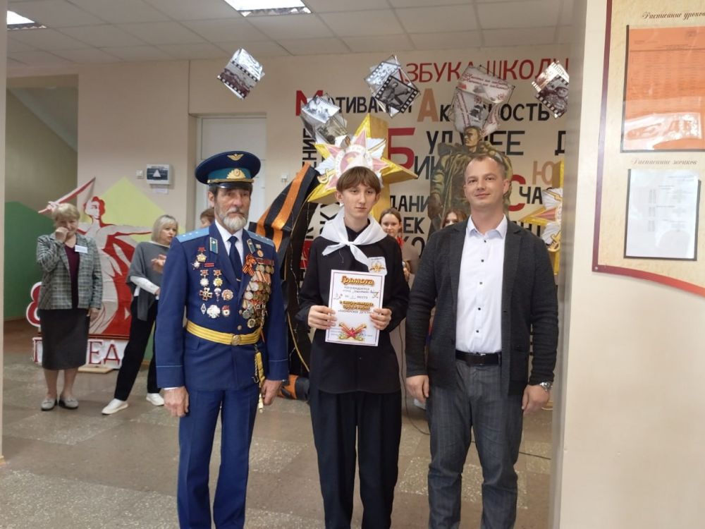 19 мая-День Пионерии. В честь этого праздника в ГБОУ "Школа №3 г. о. Дебальцево" по партийному проекту "Новая школа" прошёл конкурс-смотр строя и песни "Пионерское детство" в котором приняли участие учащиеся 2-10 классов 19 мая-День Пионерии. В честь этого праздника в ГБОУ "Школа №3 г. о. Дебальцево" по партийному проекту "Новая школа" прошёл конкурс-смотр строя и песни "Пионерское детство" в котором приняли участие учащиеся 2-10 классов