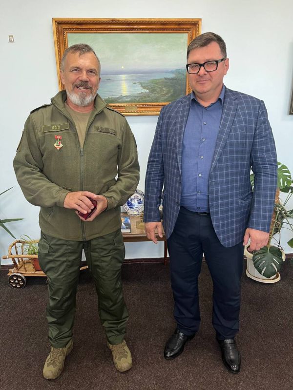 Василий Овчаров: Выполнили ответственную миссию и совместно с представителями депутатского корпуса Новоазовского муниципального совета вручили нагрудный знак «Почетный гражданин Новоазовского муниципального округа»... Василий Овчаров: Выполнили ответственную миссию и совместно с представителями депутатского корпуса Новоазовского муниципального совета вручили нагрудный знак «Почетный гражданин Новоазовского муниципального округа»...