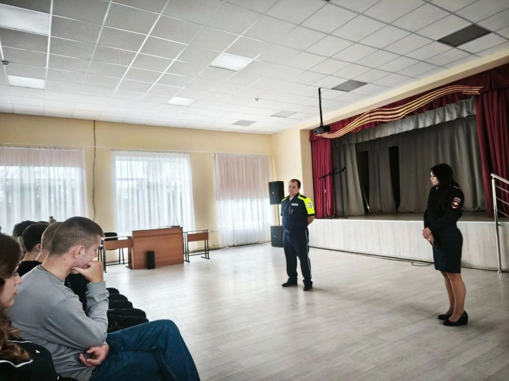 В ГБОУ «Светлодарский УВК г.о. Дебальцево» состоялась важная и познавательная встреча обучающихся с инспектором ГИБДД ОМВД России «Дебальцевский» лейтенантом полиции Лабынцевым Д.С В ГБОУ «Светлодарский УВК г.о. Дебальцево» состоялась важная и познавательная встреча обучающихся с инспектором ГИБДД ОМВД России «Дебальцевский» лейтенантом полиции Лабынцевым Д.С