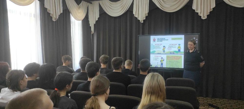 Сотрудники ГАИ Мангуша провели профилактическую беседу по БДД со школьниками Сотрудники ГАИ Мангуша провели профилактическую беседу по БДД со школьниками