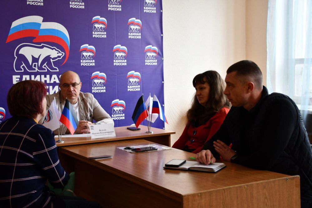 Сергей Желновач: Сегодня, в общественной приемной Всероссийской политической партии «Единая Россия» первый заместитель главы администрации городского округа Дебальцево, Максим Вельма провел прием граждан Сергей Желновач: Сегодня, в общественной приемной Всероссийской политической партии «Единая Россия» первый заместитель главы администрации городского округа Дебальцево, Максим Вельма провел прием граждан