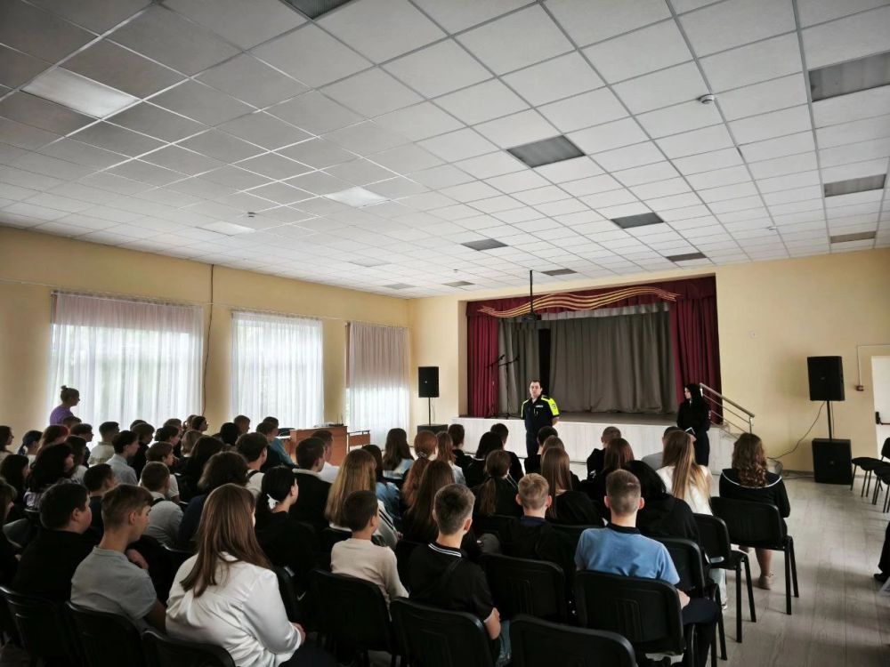 В ГБОУ «Светлодарский УВК г.о. Дебальцево» состоялась важная и познавательная встреча обучающихся с инспектором ГИБДД ОМВД России «Дебальцевский» лейтенантом полиции Лабынцевым Д.С В ГБОУ «Светлодарский УВК г.о. Дебальцево» состоялась важная и познавательная встреча обучающихся с инспектором ГИБДД ОМВД России «Дебальцевский» лейтенантом полиции Лабынцевым Д.С
