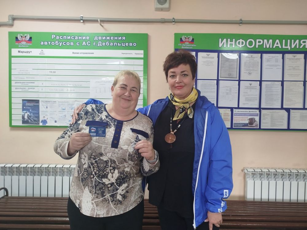 Новые члены Всероссийской политической партии «Единая Россия» получили членские билеты Новые члены Всероссийской политической партии «Единая Россия» получили членские билеты