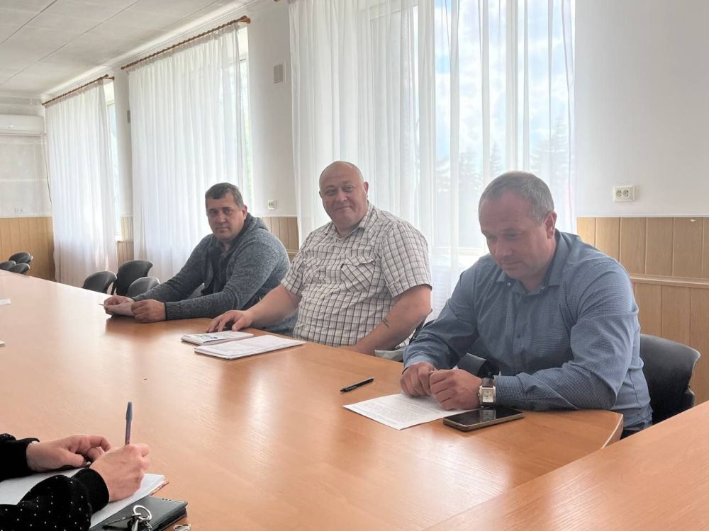 Начальник управления жилищно-коммунального хозяйства администрации городского округа Дебальцево, заместитель председателя комиссии по подготовке объектов жилищно-коммунального хозяйства, социальной сферы городского округа... Начальник управления жилищно-коммунального хозяйства администрации городского округа Дебальцево, заместитель председателя комиссии по подготовке объектов жилищно-коммунального хозяйства, социальной сферы городского округа...