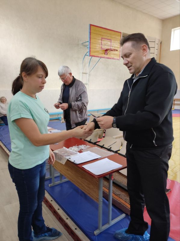 Вручение партийных билетов партии «ЕДИНАЯ РОССИЯ» Вручение партийных билетов партии «ЕДИНАЯ РОССИЯ»