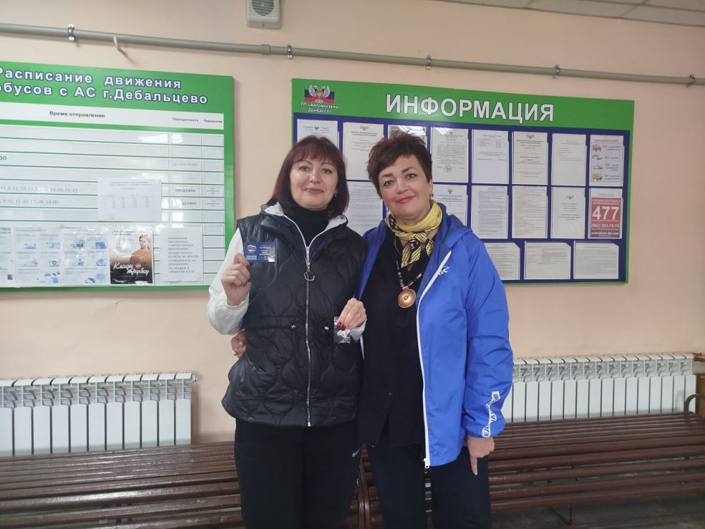 Новые члены Всероссийской политической партии «Единая Россия» получили членские билеты Новые члены Всероссийской политической партии «Единая Россия» получили членские билеты