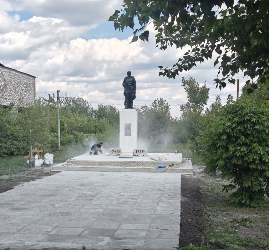 В Снежном благоустраивают памятник В Снежном благоустраивают памятник