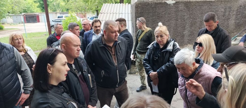 Юрий Будрин: Сегодня, 21 мая 2025 года, на территории микрорайона "Коксохимзавод" прошел сход с гражданами Кировского района Юрий Будрин: Сегодня, 21 мая 2025 года, на территории микрорайона "Коксохимзавод" прошел сход с гражданами Кировского района