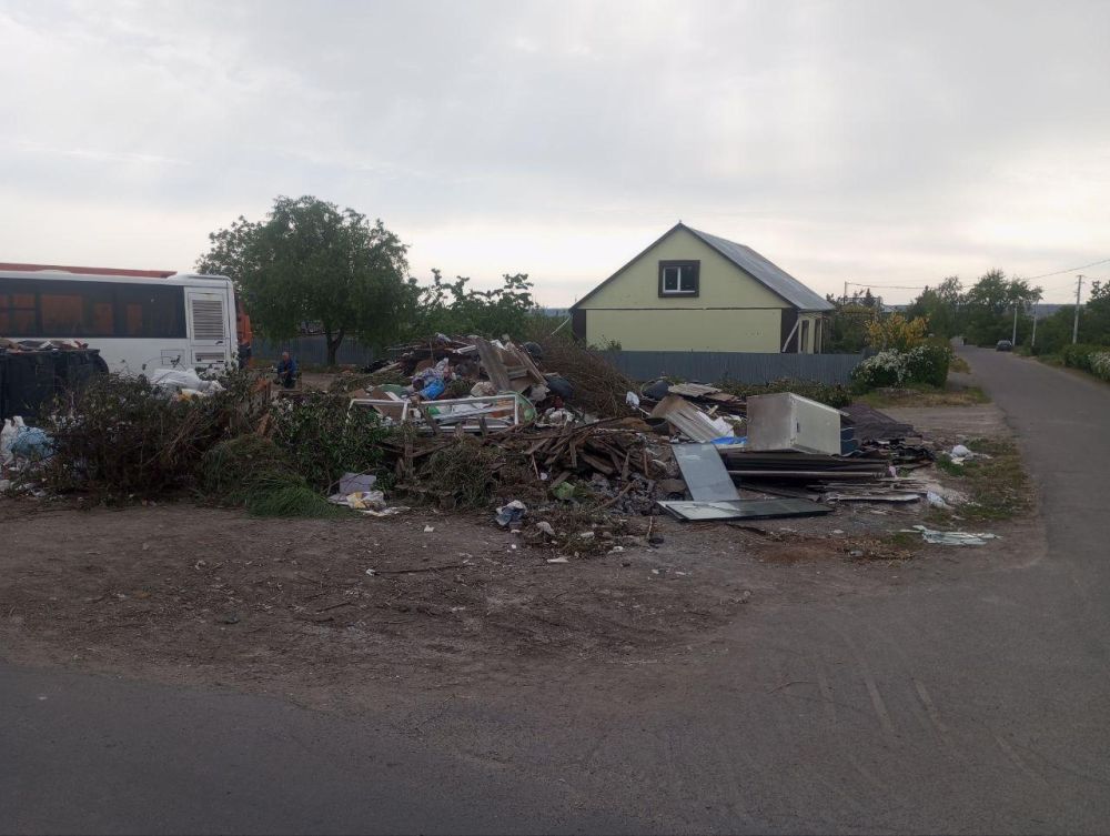 «Коммунальник» вывез с территорий общего пользования 160 кубометров мусора «Коммунальник» вывез с территорий общего пользования 160 кубометров мусора