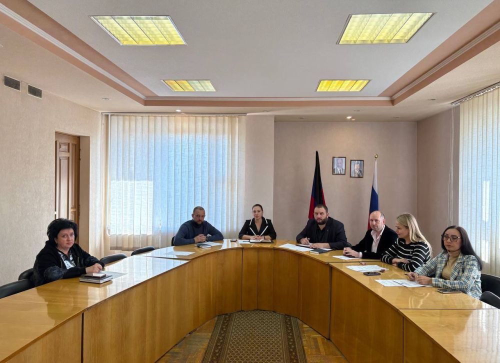 Сегодня, 21 мая, Руководитель Управы Ленинского внутригородского района Администрации городского округа Донецк Татьяна Темникова провела расширенное аппаратное совещание, во время которого обсудили текущую работу профильных... Сегодня, 21 мая, Руководитель Управы Ленинского внутригородского района Администрации городского округа Донецк Татьяна Темникова провела расширенное аппаратное совещание, во время которого обсудили текущую работу профильных...