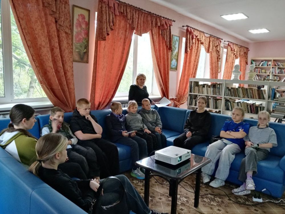 21 марта 2025 года в отделе искусства центральной городской модельной библиотеки к юбилею А. К. Саврасова для молодежи прошел час искусства и творчества «Главное слово – пейзаж» 21 марта 2025 года в отделе искусства центральной городской модельной библиотеки к юбилею А. К. Саврасова для молодежи прошел час искусства и творчества «Главное слово – пейзаж»