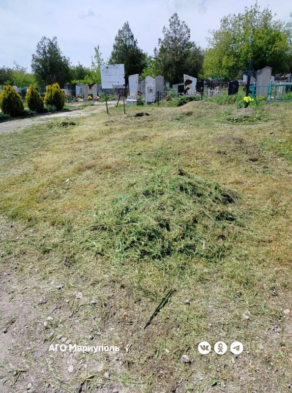 Мариупольские коммунальщики продолжают благоустройство ритуальных мест Мариупольские коммунальщики продолжают благоустройство ритуальных мест