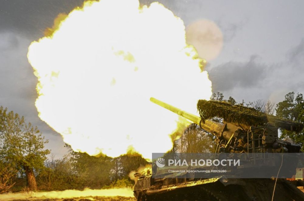Очень большой калибр! Огонь расчета 2С7М "Малка" по ВСУшникам на покровском направлении Очень большой калибр! Огонь расчета 2С7М "Малка" по ВСУшникам на покровском направлении