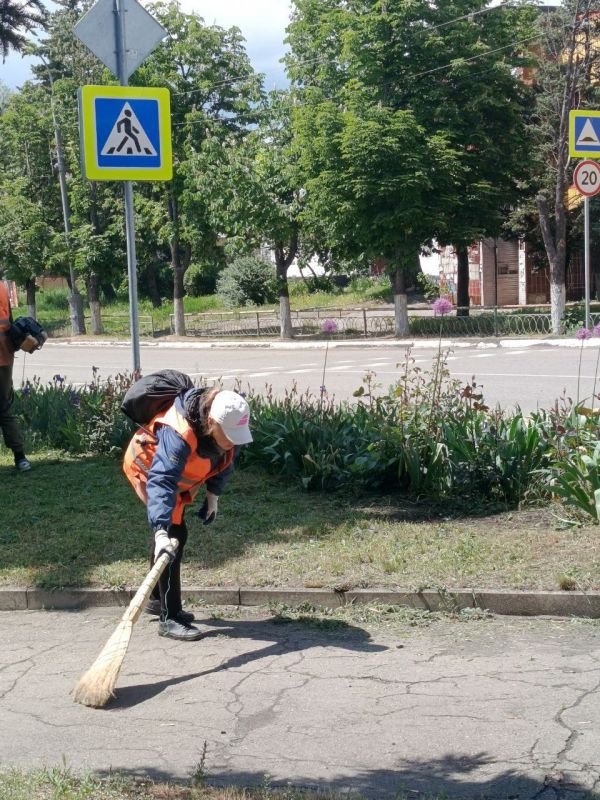 Коммунальщики Снежного продолжают благоустраивать территории общего пользования Коммунальщики Снежного продолжают благоустраивать территории общего пользования