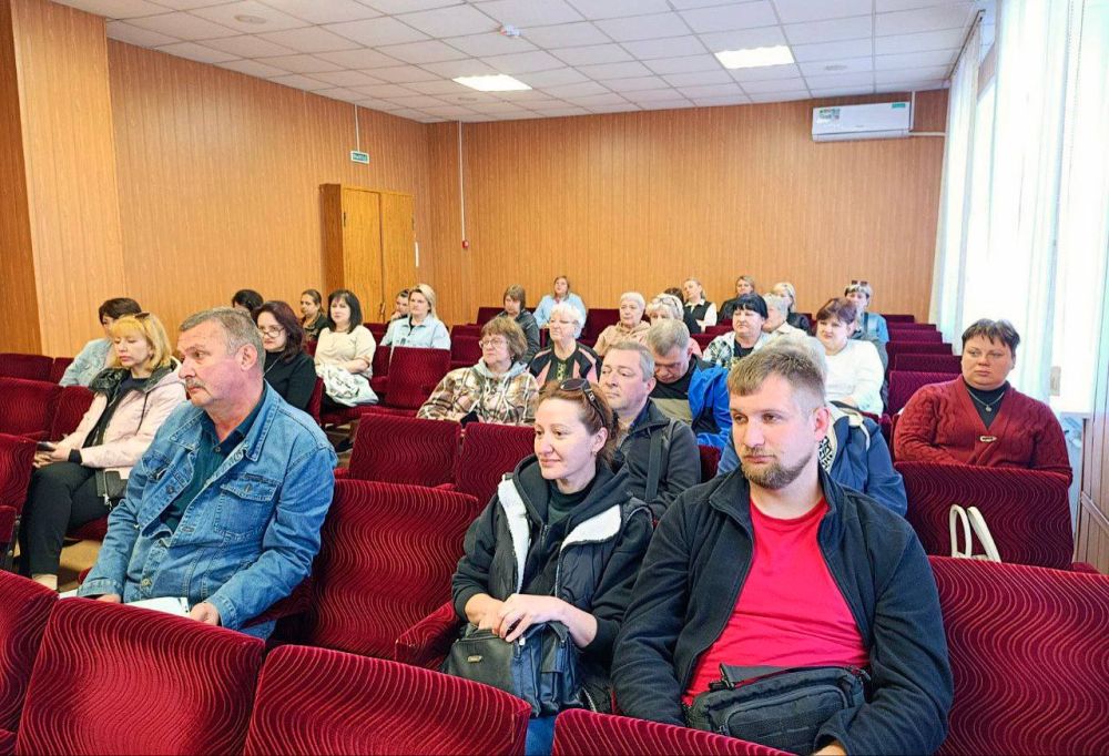 Сегодня руководитель Управы Буденновского внутригородского района Администрации городского округа Донецк Михаил Меренков провел аппаратное совещание с участием депутата Народного совета Донецкой Народной Республики Юрия... Сегодня руководитель Управы Буденновского внутригородского района Администрации городского округа Донецк Михаил Меренков провел аппаратное совещание с участием депутата Народного совета Донецкой Народной Республики Юрия...