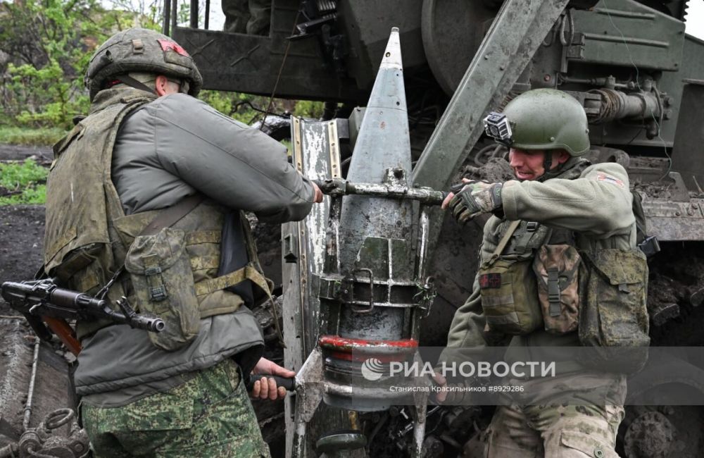 Очень большой калибр! Огонь расчета 2С7М "Малка" по ВСУшникам на покровском направлении Очень большой калибр! Огонь расчета 2С7М "Малка" по ВСУшникам на покровском направлении