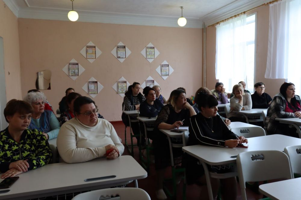 Сегодня, 21 мая, Ольга Дедух, заместитель главы администрации городского округа Торез провела встречу с трудовым коллективом ГБОУ «Школа № 8 Сегодня, 21 мая, Ольга Дедух, заместитель главы администрации городского округа Торез провела встречу с трудовым коллективом ГБОУ «Школа № 8