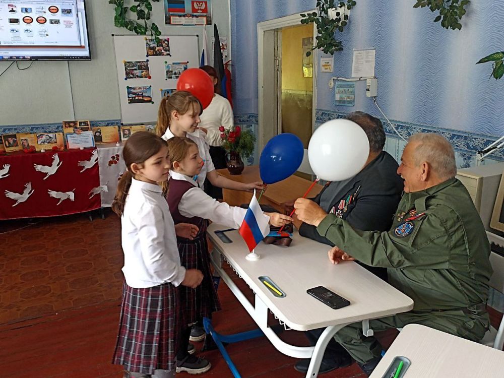 16 мая в торезской школе № 2 в рамках проекта «Служу Отечеству» прошло важное и трогательное мероприятие – урок мужества, посвященный героям специальной военной операции 16 мая в торезской школе № 2 в рамках проекта «Служу Отечеству» прошло важное и трогательное мероприятие – урок мужества, посвященный героям специальной военной операции
