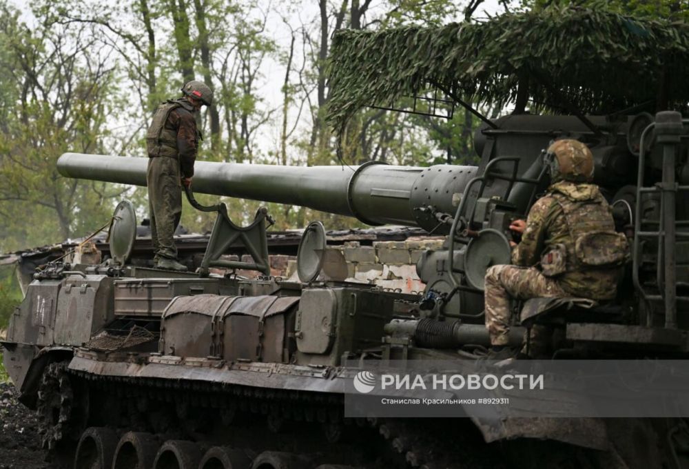 Очень большой калибр! Огонь расчета 2С7М "Малка" по ВСУшникам на покровском направлении Очень большой калибр! Огонь расчета 2С7М "Малка" по ВСУшникам на покровском направлении