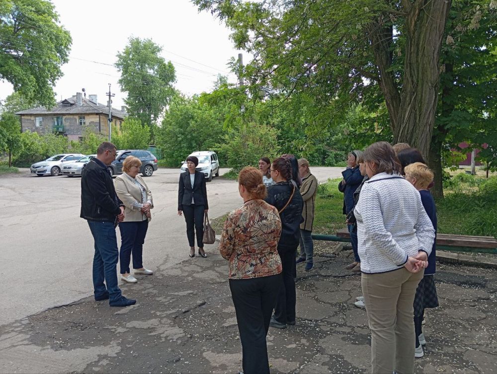 21 мая в Горняцком внутригородском районе по адресу: ул. Радионова 9, возле здания ГБУ «Центр первичной медико-санитарной помощи № 2 г. Макеевки» состоялась встреча с жителями, которую провела заместитель главы Администрации... 21 мая в Горняцком внутригородском районе по адресу: ул. Радионова 9, возле здания ГБУ «Центр первичной медико-санитарной помощи № 2 г. Макеевки» состоялась встреча с жителями, которую провела заместитель главы Администрации...