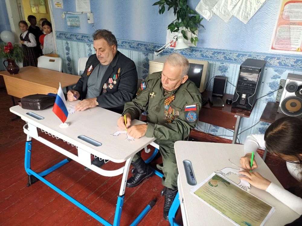 16 мая в торезской школе № 2 в рамках проекта «Служу Отечеству» прошло важное и трогательное мероприятие – урок мужества, посвященный героям специальной военной операции 16 мая в торезской школе № 2 в рамках проекта «Служу Отечеству» прошло важное и трогательное мероприятие – урок мужества, посвященный героям специальной военной операции