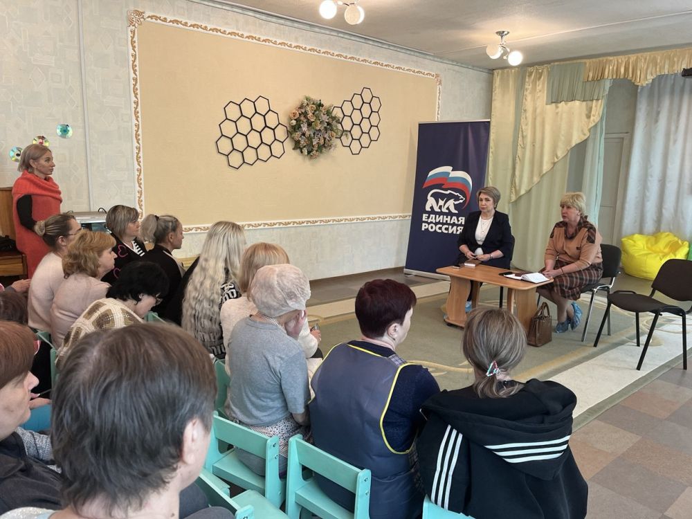 Елена Рязанцева: Сегодня провела встречу с трудовым коллективом дошкольного учреждения «Детский сад № 35 комбинированного вида городского округа Донецк», в которой приняла участие депутат Донецкого городского совета ... Елена Рязанцева: Сегодня провела встречу с трудовым коллективом дошкольного учреждения «Детский сад № 35 комбинированного вида городского округа Донецк», в которой приняла участие депутат Донецкого городского совета ...