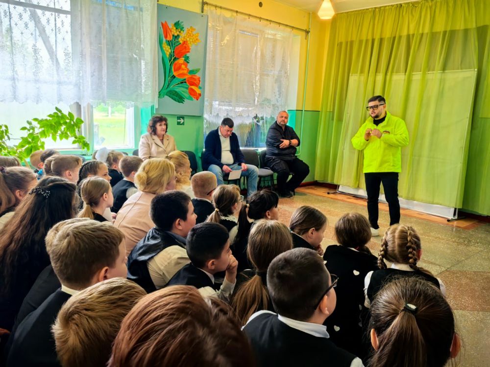 Председатель #Комитет_по_транспорту_и_связи Тимур Дьяченко (фракция «Единая Россия») совместно с волонтерами Донецкой академии транспорта в рамках проекта «За безопасность дорожного движения» рассказали учащимся города... Председатель #Комитет_по_транспорту_и_связи Тимур Дьяченко (фракция «Единая Россия») совместно с волонтерами Донецкой академии транспорта в рамках проекта «За безопасность дорожного движения» рассказали учащимся города...