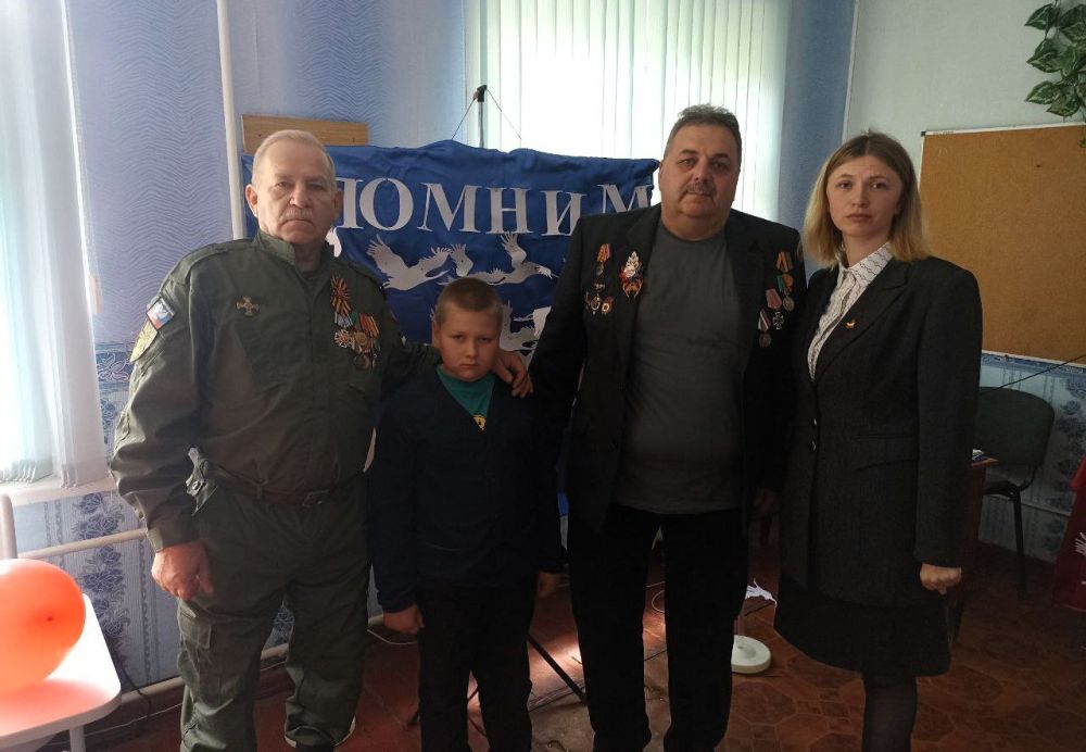 16 мая в торезской школе № 2 в рамках проекта «Служу Отечеству» прошло важное и трогательное мероприятие – урок мужества, посвященный героям специальной военной операции 16 мая в торезской школе № 2 в рамках проекта «Служу Отечеству» прошло важное и трогательное мероприятие – урок мужества, посвященный героям специальной военной операции