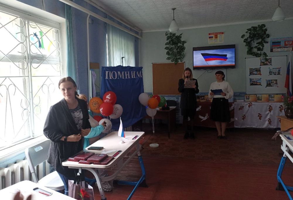 16 мая в торезской школе № 2 в рамках проекта «Служу Отечеству» прошло важное и трогательное мероприятие – урок мужества, посвященный героям специальной военной операции 16 мая в торезской школе № 2 в рамках проекта «Служу Отечеству» прошло важное и трогательное мероприятие – урок мужества, посвященный героям специальной военной операции
