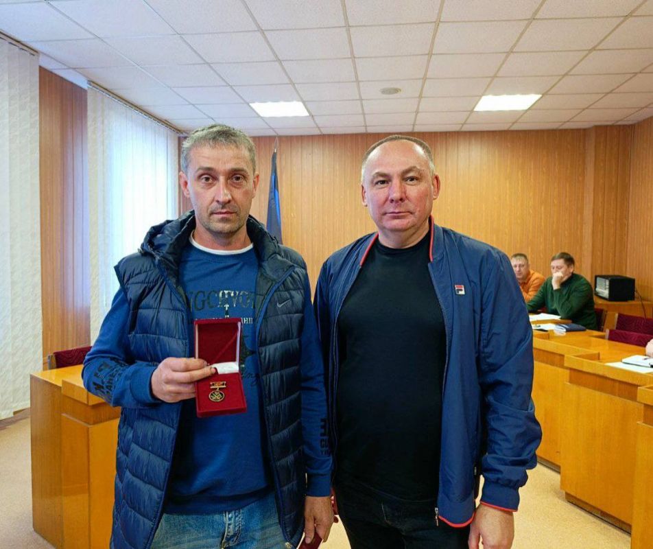 Сегодня руководитель Управы Буденновского внутригородского района Администрации городского округа Донецк Михаил Меренков провел аппаратное совещание с участием депутата Народного совета Донецкой Народной Республики Юрия... Сегодня руководитель Управы Буденновского внутригородского района Администрации городского округа Донецк Михаил Меренков провел аппаратное совещание с участием депутата Народного совета Донецкой Народной Республики Юрия...