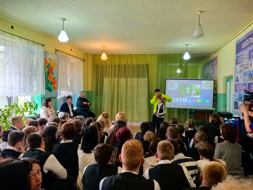 Председатель #Комитет_по_транспорту_и_связи Тимур Дьяченко (фракция «Единая Россия») совместно с волонтерами Донецкой академии транспорта в рамках проекта «За безопасность дорожного движения» рассказали учащимся города... Председатель #Комитет_по_транспорту_и_связи Тимур Дьяченко (фракция «Единая Россия») совместно с волонтерами Донецкой академии транспорта в рамках проекта «За безопасность дорожного движения» рассказали учащимся города...