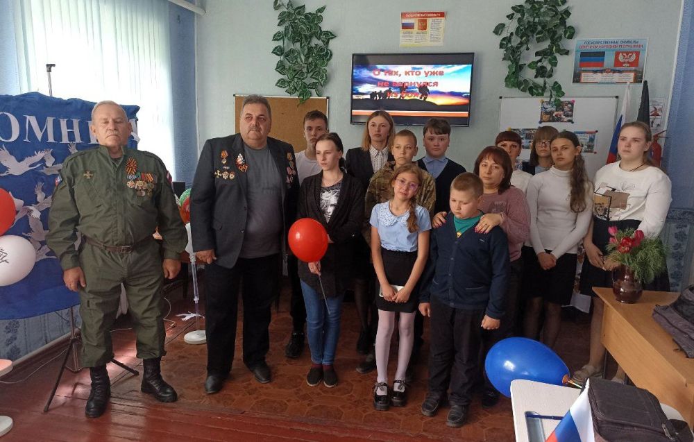 16 мая в торезской школе № 2 в рамках проекта «Служу Отечеству» прошло важное и трогательное мероприятие – урок мужества, посвященный героям специальной военной операции 16 мая в торезской школе № 2 в рамках проекта «Служу Отечеству» прошло важное и трогательное мероприятие – урок мужества, посвященный героям специальной военной операции