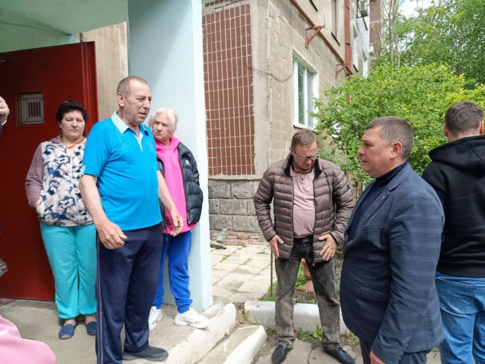 21 мая руководитель Управы Червоногвардейского внутригородского района Администрации городского округа Макеевка Антон Гринзовский провел встречу с жителями дома № 16 микрорайона Калининский по партийному проекту «Управдом» 21 мая руководитель Управы Червоногвардейского внутригородского района Администрации городского округа Макеевка Антон Гринзовский провел встречу с жителями дома № 16 микрорайона Калининский по партийному проекту «Управдом»