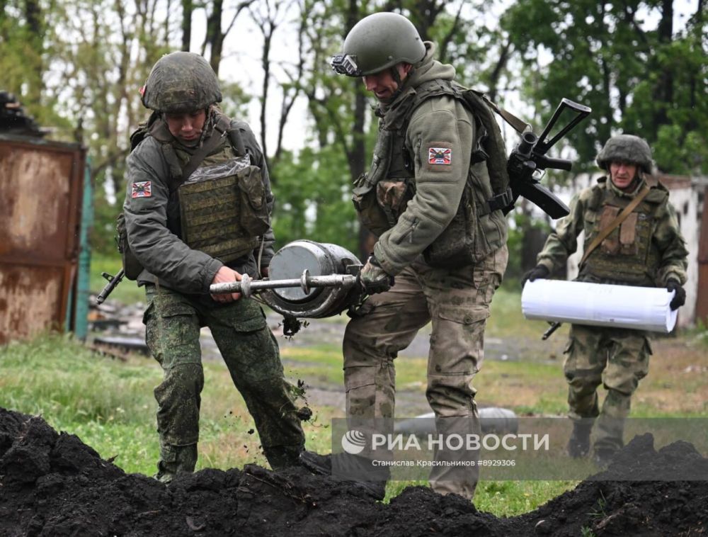 Очень большой калибр! Огонь расчета 2С7М "Малка" по ВСУшникам на покровском направлении Очень большой калибр! Огонь расчета 2С7М "Малка" по ВСУшникам на покровском направлении