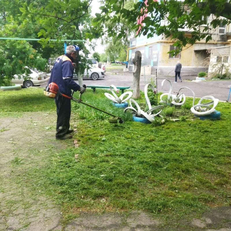 В Кировском следят за чистотой дворов В Кировском следят за чистотой дворов