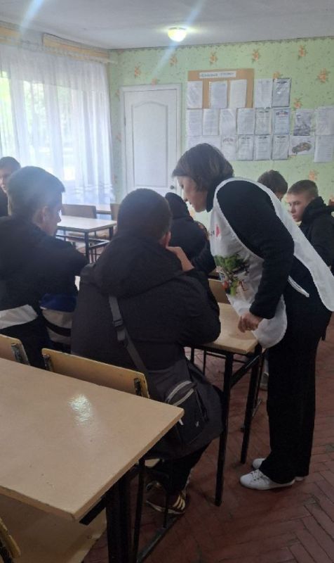 Волонтеры помогают гражданам принять участие в голосовании в рамках федерального проекта «Формирование комфортной городской среды» Волонтеры помогают гражданам принять участие в голосовании в рамках федерального проекта «Формирование комфортной городской среды»