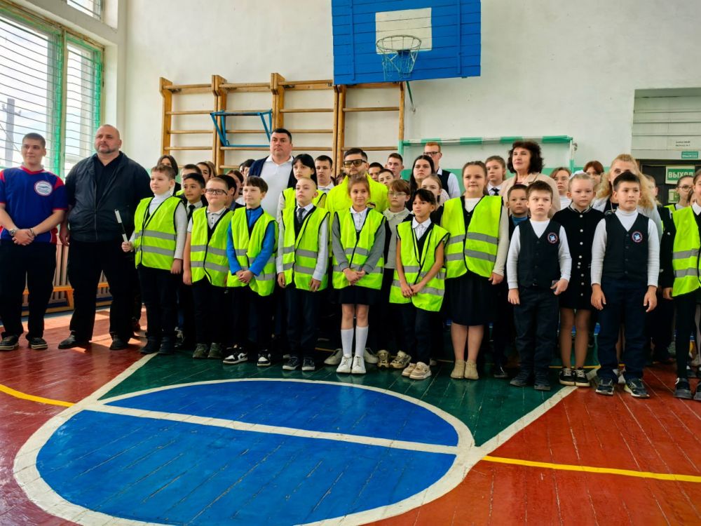 Председатель #Комитет_по_транспорту_и_связи Тимур Дьяченко (фракция «Единая Россия») совместно с волонтерами Донецкой академии транспорта в рамках проекта «За безопасность дорожного движения» рассказали учащимся города... Председатель #Комитет_по_транспорту_и_связи Тимур Дьяченко (фракция «Единая Россия») совместно с волонтерами Донецкой академии транспорта в рамках проекта «За безопасность дорожного движения» рассказали учащимся города...