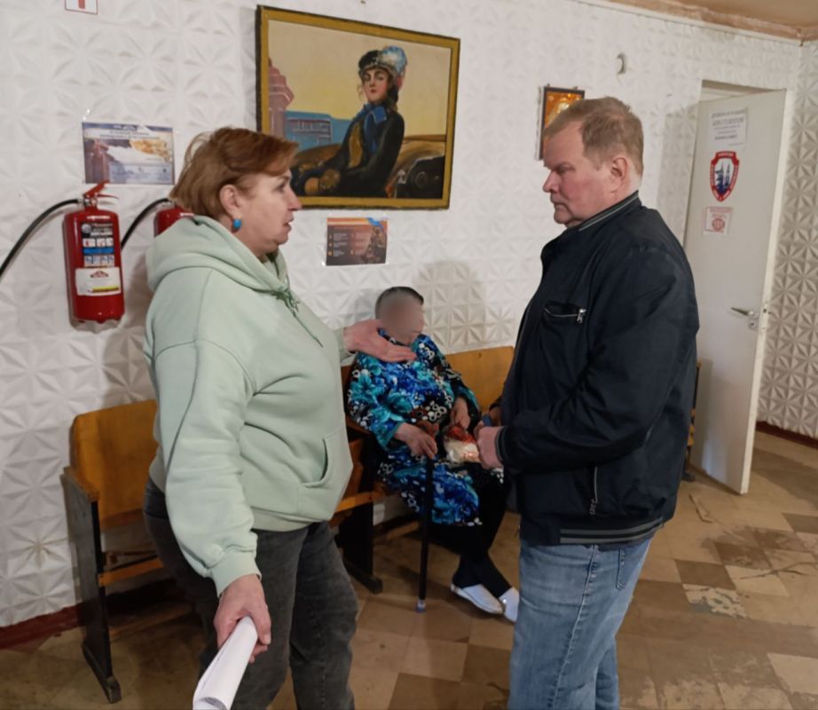 21 мая в пункте временного размещения в г. Енакиево первый заместитель Главы Администрации Краснолиманского муниципального округа Андрей Витальевич Самсонов провел встречу с эвакуированными гражданами Краснолиманщины 21 мая в пункте временного размещения в г. Енакиево первый заместитель Главы Администрации Краснолиманского муниципального округа Андрей Витальевич Самсонов провел встречу с эвакуированными гражданами Краснолиманщины