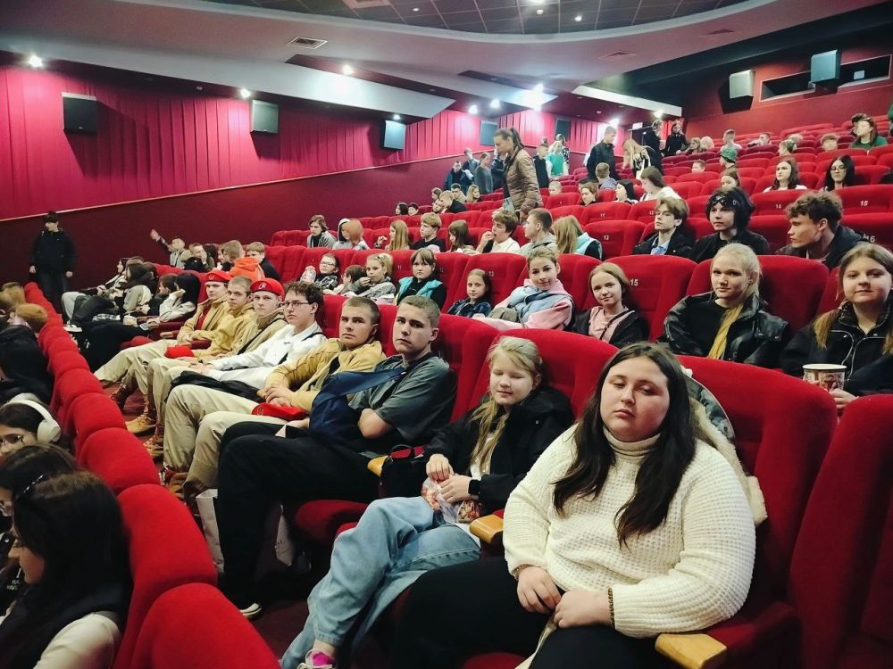 Юнармейцы ВПК "Патриот" ГБОУ "Школа №119 г. о. Донецк" местного отделения города Донецка вместе с куратором Новиковой Л. А. посетили гуманитарный показ патриотического фильма "Летчик" в Доме кино им. Шевченко Юнармейцы ВПК "Патриот" ГБОУ "Школа №119 г. о. Донецк" местного отделения города Донецка вместе с куратором Новиковой Л. А. посетили гуманитарный показ патриотического фильма "Летчик" в Доме кино им. Шевченко