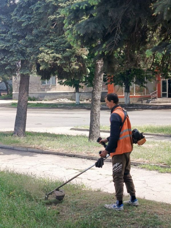 Коммунальщики Снежного продолжают благоустраивать территории общего пользования Коммунальщики Снежного продолжают благоустраивать территории общего пользования