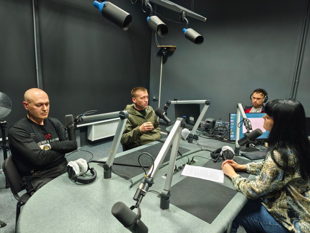 Ветеран-социальный координатор филиала фонда «Защитники Отечества» Юрий Алифанов и ветеран боевых действий, участник СВО, автор и исполнитель песен, музыкант дуэта «Са. Ми» Михаил Самороков стали гостями студии радио «Комета» Ветеран-социальный координатор филиала фонда «Защитники Отечества» Юрий Алифанов и ветеран боевых действий, участник СВО, автор и исполнитель песен, музыкант дуэта «Са. Ми» Михаил Самороков стали гостями студии радио «Комета»