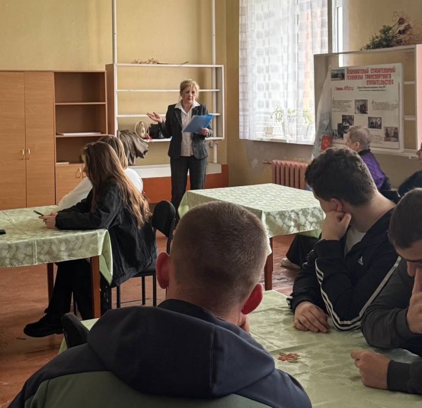 Специалисты отделения МФЦ № 1 г. Ясиноватая посетили техникум ГБПОУ «ЯСТТС» и провели ознакомительную лекцию для студентов Специалисты отделения МФЦ № 1 г. Ясиноватая посетили техникум ГБПОУ «ЯСТТС» и провели ознакомительную лекцию для студентов