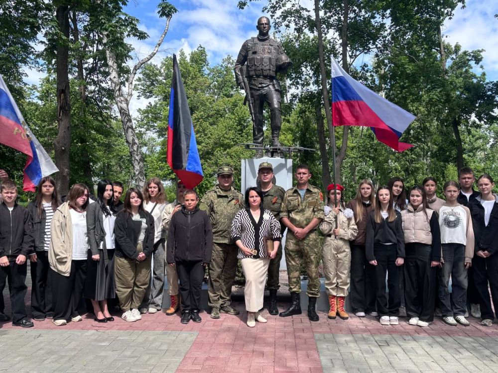 21 мая, в День беседы о Специальной Военной Операции, по инициативе МБУК «Волновахский ОДК им. Героя России В.А.Жоги» был организован Урок мужества «ПАМЯТЬ СИЛЬНЕЕ ВРЕМЕН», приуроченный памятным датам освобождения Мариуполя... 21 мая, в День беседы о Специальной Военной Операции, по инициативе МБУК «Волновахский ОДК им. Героя России В.А.Жоги» был организован Урок мужества «ПАМЯТЬ СИЛЬНЕЕ ВРЕМЕН», приуроченный памятным датам освобождения Мариуполя...