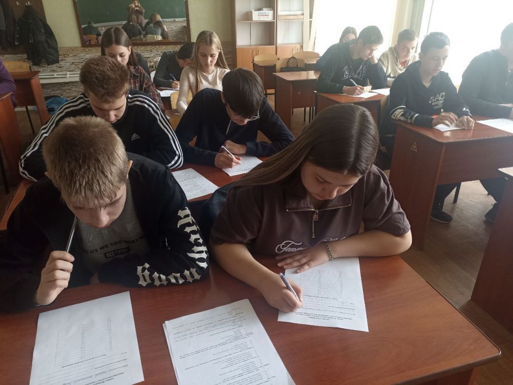 ИЗБИРАТЕЛЬНЫЙ ДИКТАНТ. Территориальная избирательная комиссия № 35 провела для обучающихся трех общеобразовательных учебных заведений городского округа Торез образовательную акцию «Избирательном диктанте» ИЗБИРАТЕЛЬНЫЙ ДИКТАНТ. Территориальная избирательная комиссия № 35 провела для обучающихся трех общеобразовательных учебных заведений городского округа Торез образовательную акцию «Избирательном диктанте»