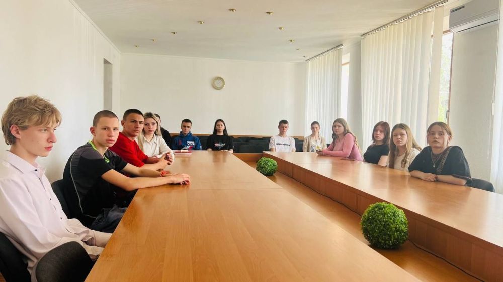 В рамках направления #ГосСтартДиалогПолитика состоялась встреча молодежи округа с представителем администрации округа В рамках направления #ГосСтартДиалогПолитика состоялась встреча молодежи округа с представителем администрации округа