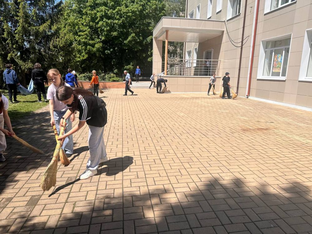 Сегодня прошёл общешкольный субботник! Сегодня прошёл общешкольный субботник!
