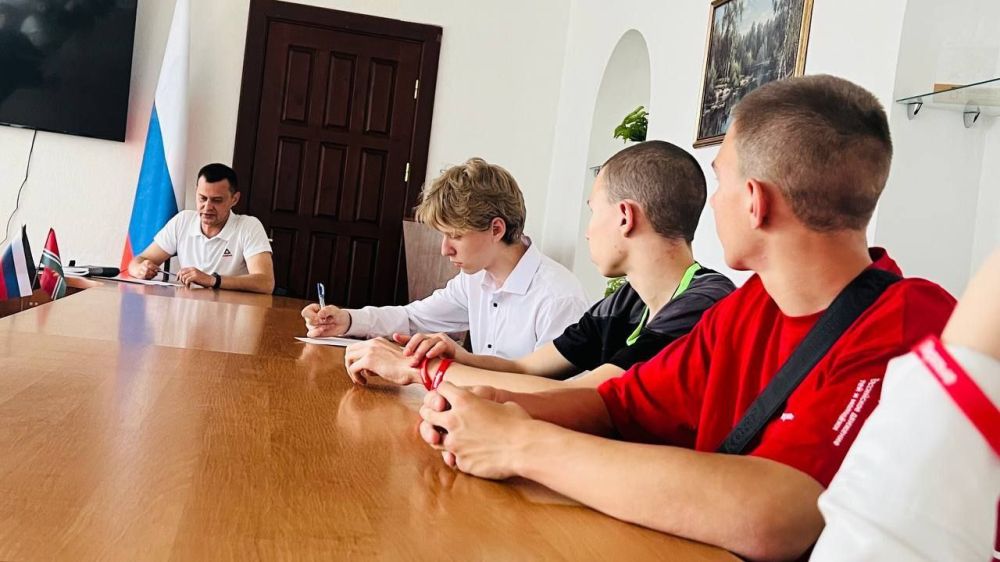 В рамках направления #ГосСтартДиалогПолитика состоялась встреча молодежи округа с представителем администрации округа В рамках направления #ГосСтартДиалогПолитика состоялась встреча молодежи округа с представителем администрации округа